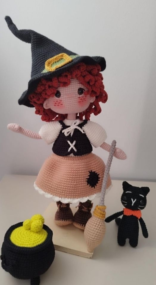 Bambole: Crocheted Witch Doll with Cat, Halloween – Nuovo e nell'imballaggio originale da Arnex-sur-Orbe venduto da can_97vn