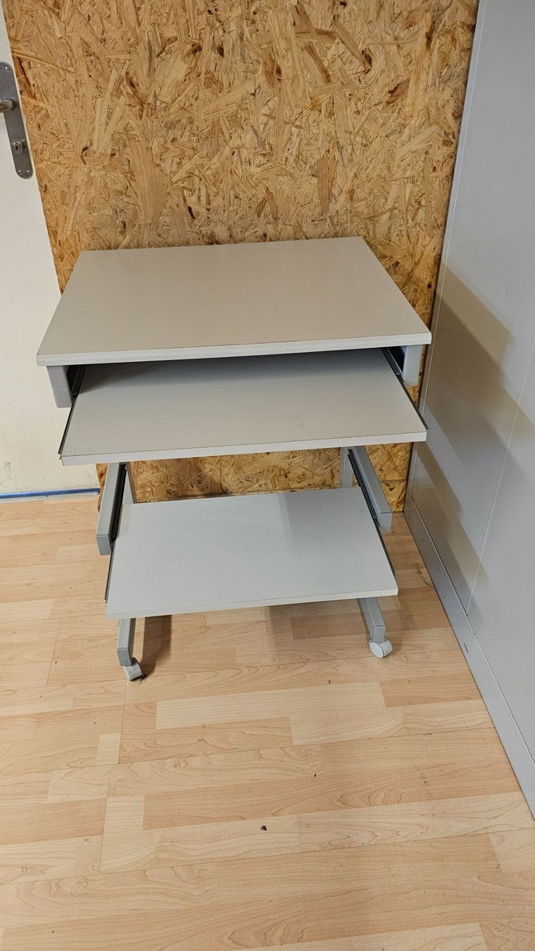 Tavoli: Rollwagen Computertisch grau 3 Ablagen ab Fr. 1.- – Usato da Koppigen venduto da Bracher_Mail-House