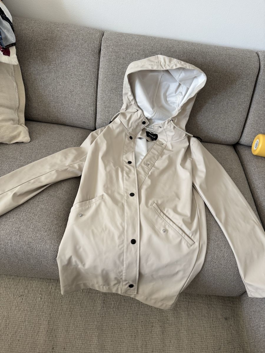 Vero Moda Jacken: Regenjacke – Gebraucht aus Winterthur von 851129