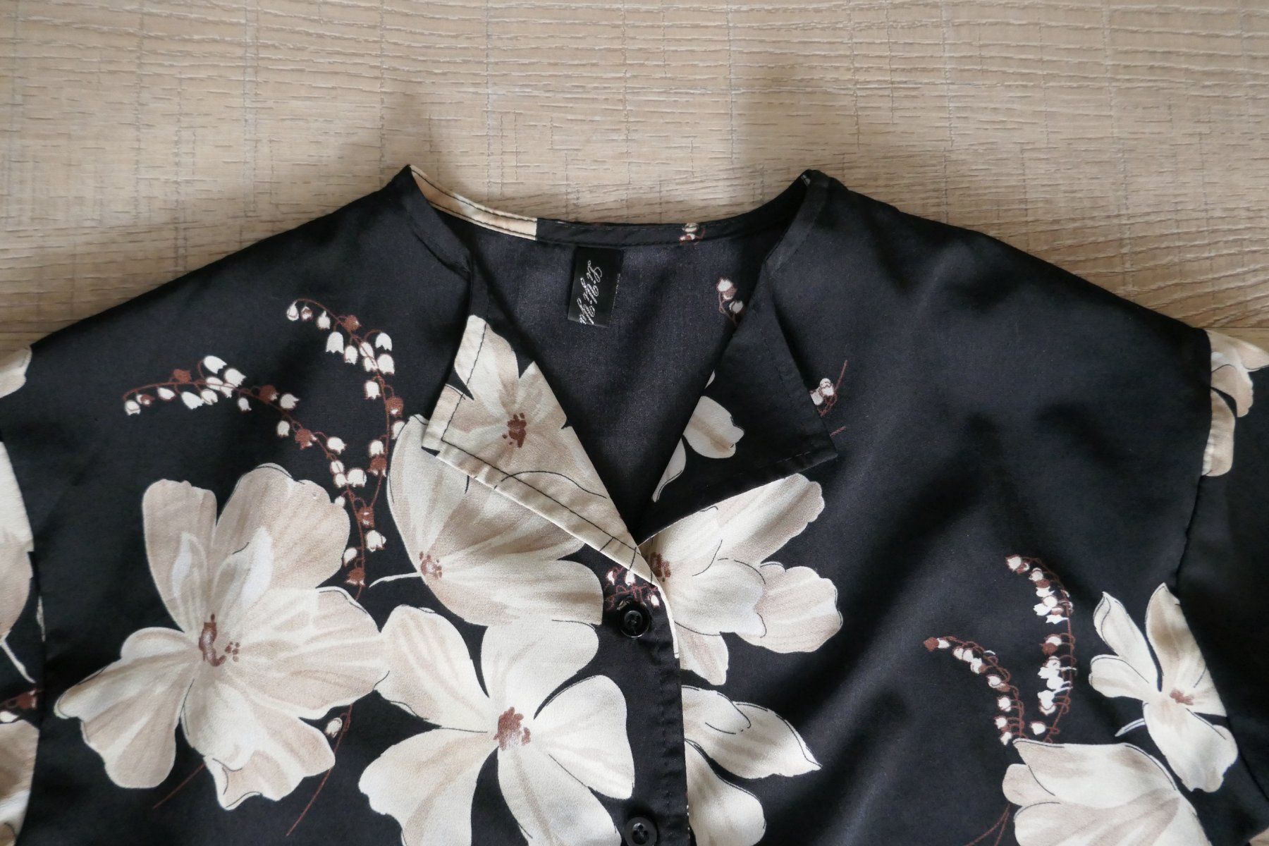 Blusen: Bluse / Hemdbluse / Cardigan Gr. S, schwarz mit Blumenmuster – Gebraucht aus Port von uzuku 4