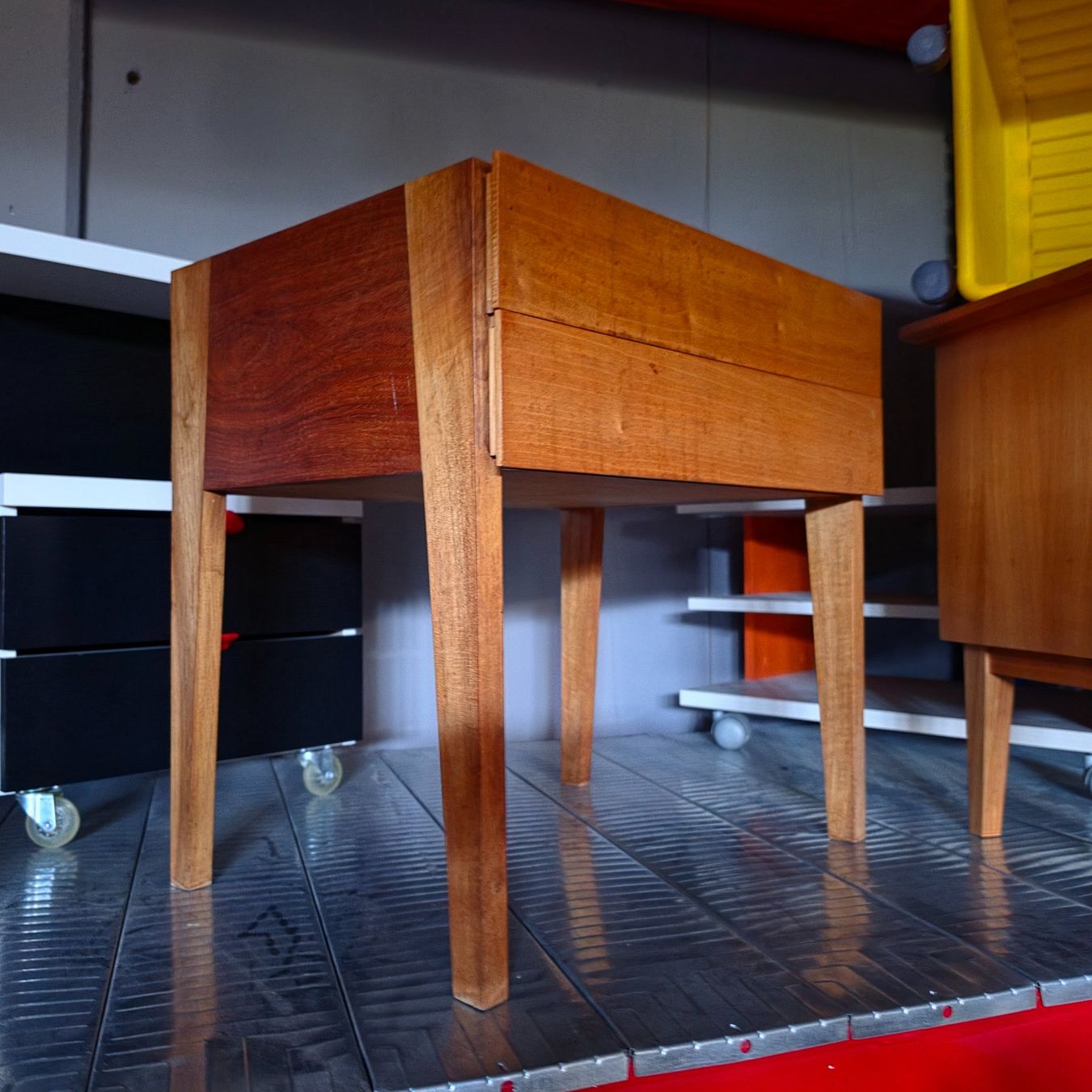 Kommoden: 1 x 1960 Night-Stand, Kommode Nachttisch Schubladenkommode – Gebraucht aus Nottwil von Wondewa-Shop