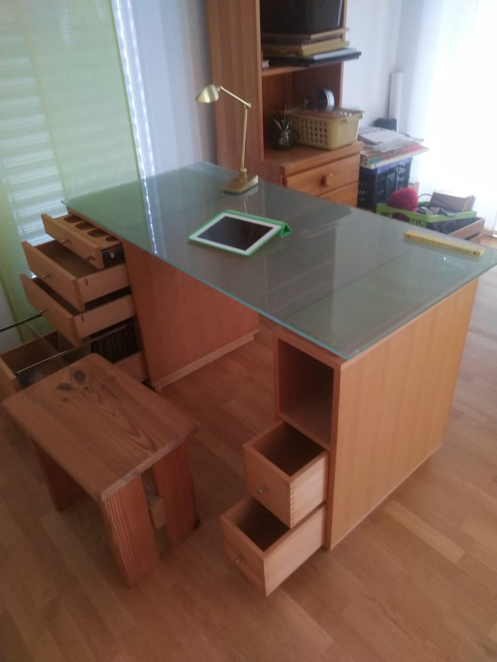 Scrivanie: Schreibtisch mit Glasplatte, zwei mobile Korpi – Usato da Elgg venduto da elgg55