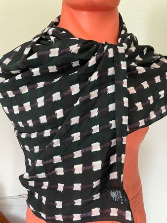 COS étole en soie noire à motifs, parfait pour l'été!