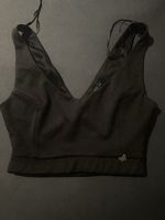Schwarzer Crop-Top gestrickt