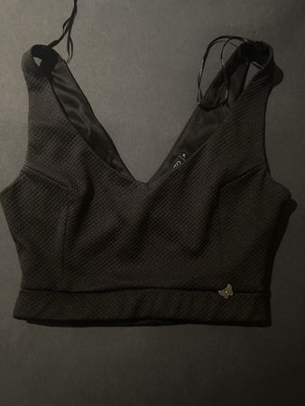 Schwarzer Crop-Top gestrickt
