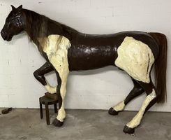Lebensgrosses Pferd Theater Deko Figur Kunstinstallation