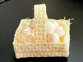 Eier in Sisalkörbchen f/Puppenstuben. Handarbeit/GB. NP 12.