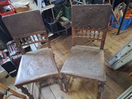 Antike Stühle mit Lederprägung, 2 Stk., Vintage Look!
