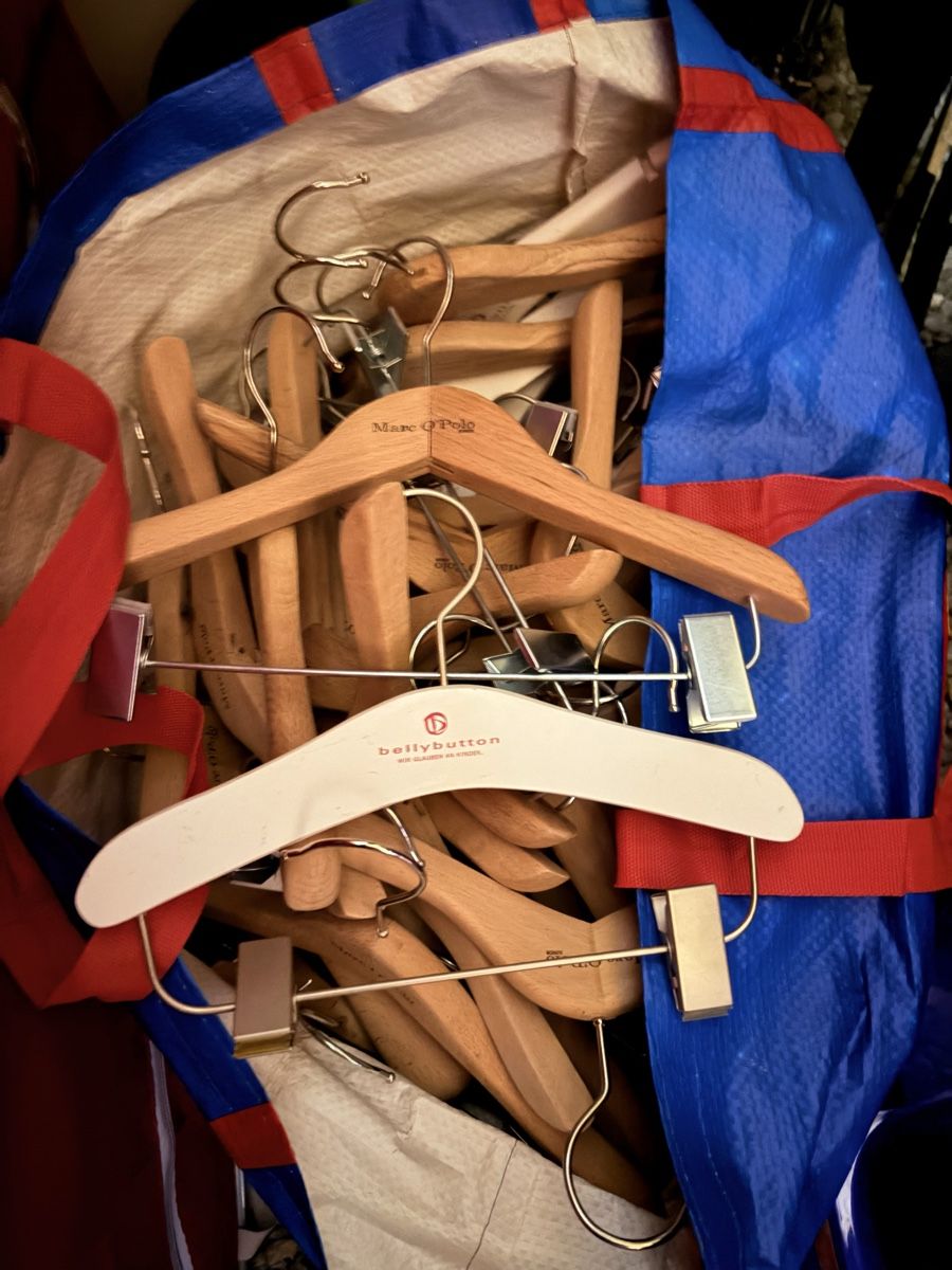 Kleiderbügel: Holzkleiderbügel Kinder – Gebraucht aus Flims Dorf von chauy 1