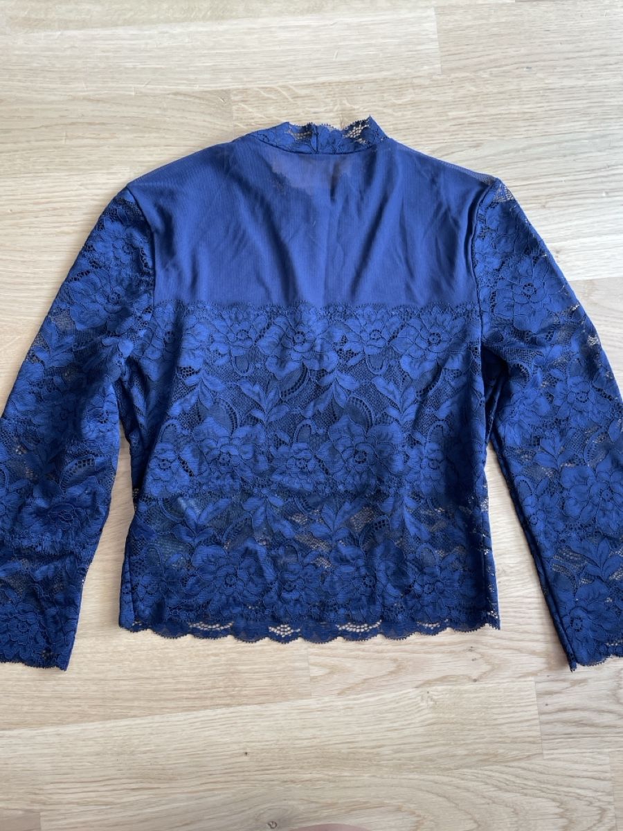 Guess Top: GUESS BLUE S – Usato da Worb venduto da diodia 3