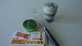 Küchenhelfer Set: Schneidewerkzeug, Becher, Schwingbesen