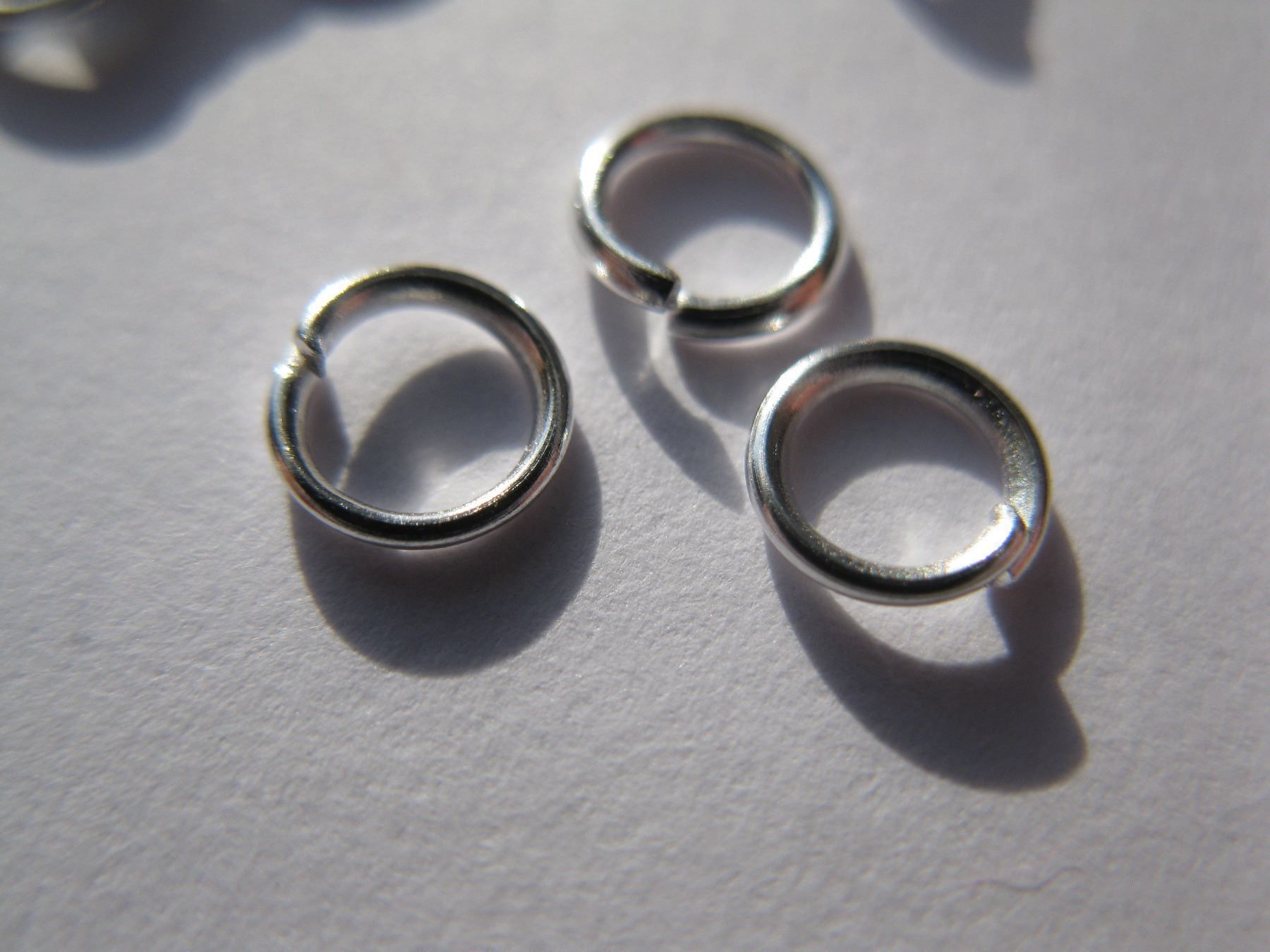 Perle (finte): 100 Spaltringe, Binderinge versilbert 6 x 0,6mm – Nuovo e nell'imballaggio originale da St. Margarethen TG venduto da LuanaKa