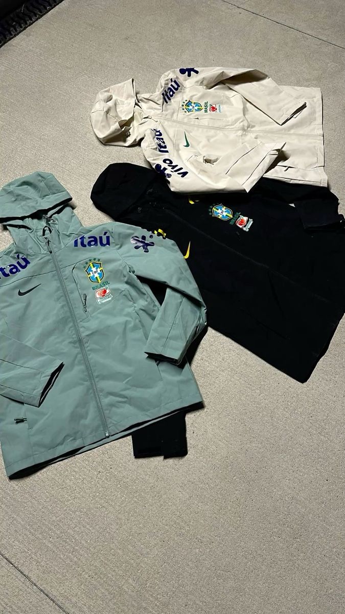Nike Vestes: Nike Brasil Jacke mit Kapuze neuwertig – Neuf avec emballage d'origine à Rombach par Clothingzzz 1