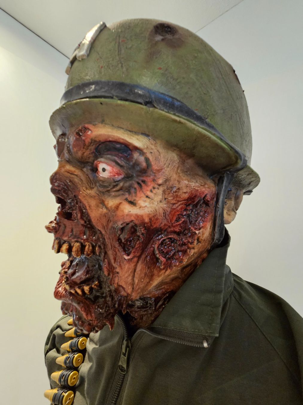Toutes les décorations: HALLOWEEN/ HORROR ZOMBIE SOLDAT – Neuf (Voir description) à Root par LifestyleAccessoires