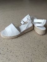 Elegante weisse Sandalen mit Natursohle