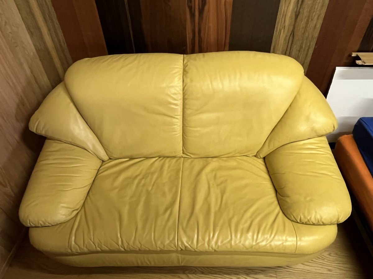 Sofas: Ledersofa 2-Sitzer und 1-Sitzer hellgelb – D'occasion à Wängi par Maggj 4