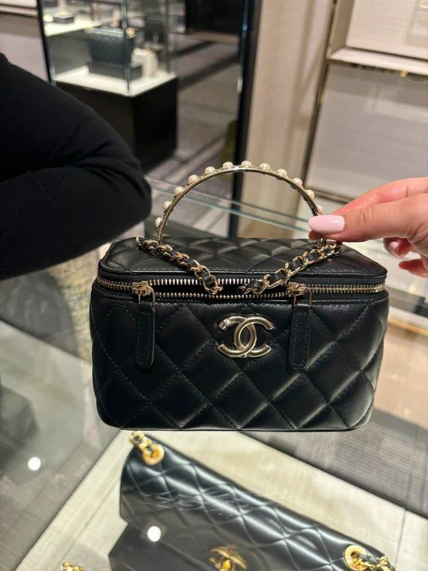 Chanel Borse da donna: Chanel Vanity Bag mit Perlen Top Handle - Neuwertig – Usato da Brütten venduto da Style-Snob 3