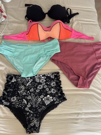 Lot de 3 bas et 2 hauts de maillots de bain femme