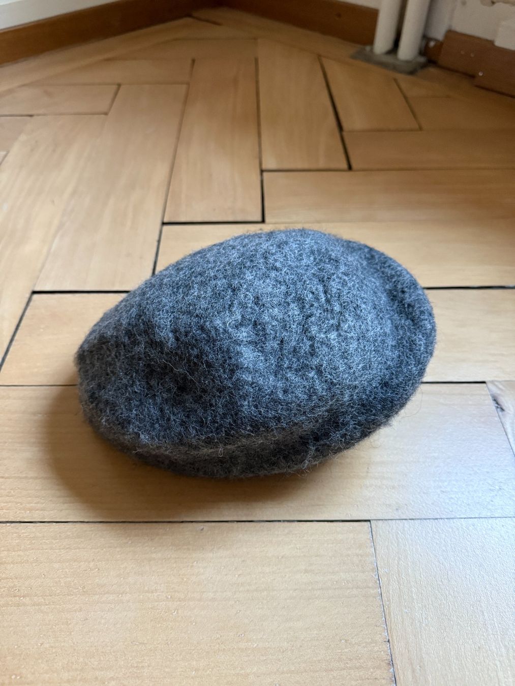 Copricapi, berretti & cappellini: CAPITO - Filz Beret Hut grau – Usato da Zürich venduto da Diazaio