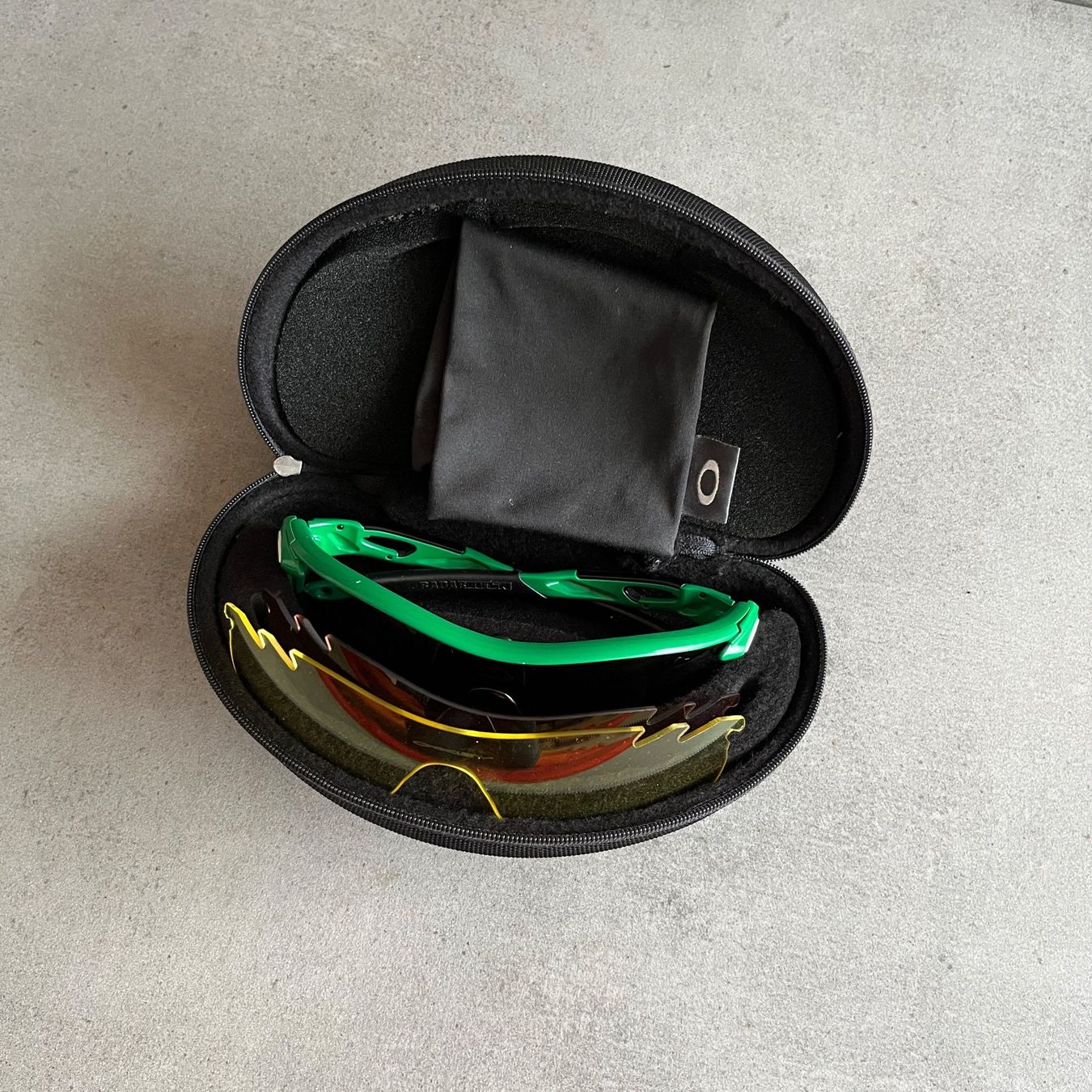 Oakley Occhiali & Lenti: 2000s Oakley Radarlock Vintage Sunglasses – Usato da Bern venduto da shoprestoredvintage 6