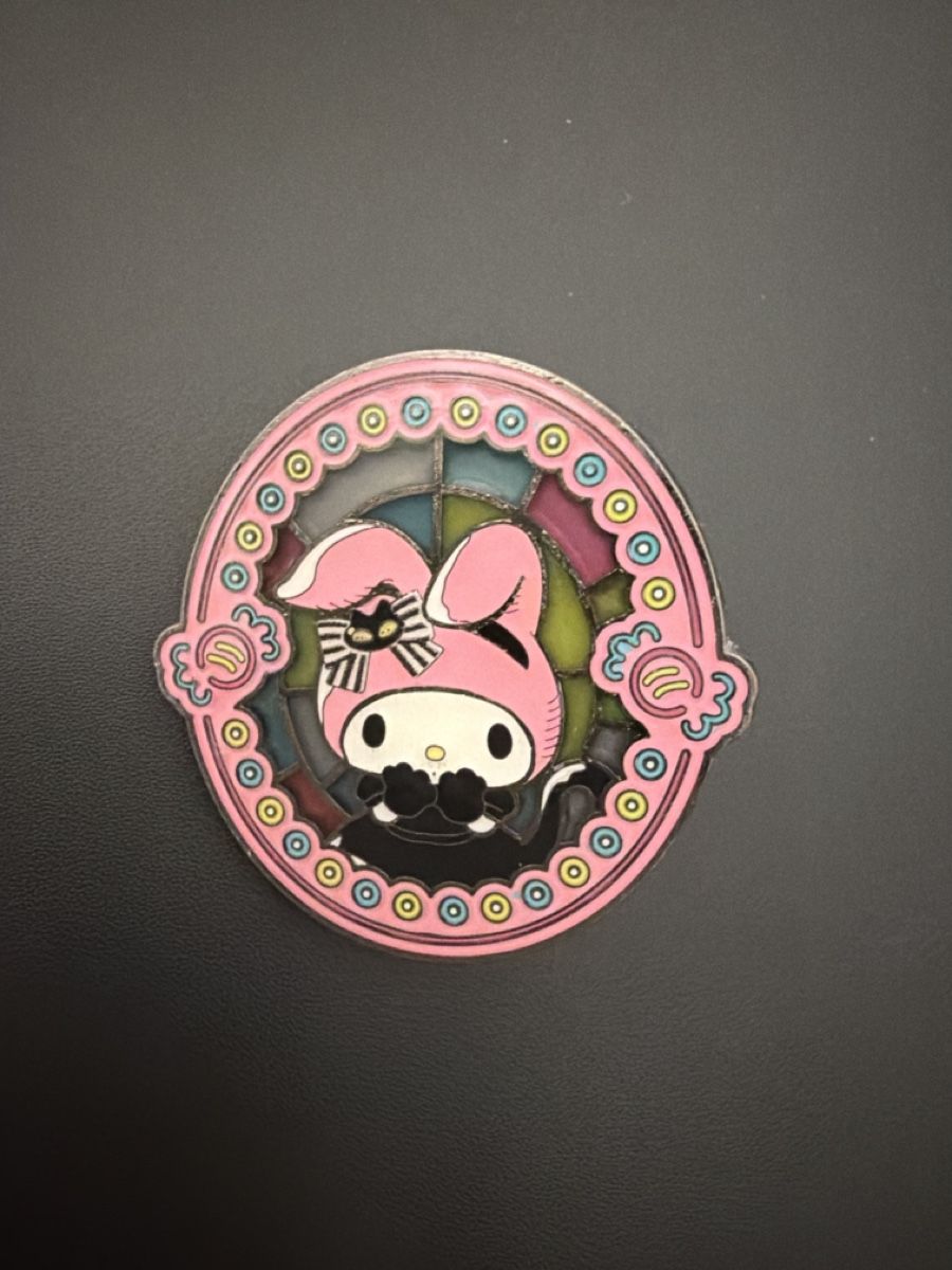 Plaketten & Abzeichen: Loungefly Hello Kitty Helloween Melody Pin – Gebraucht aus wynigen von Birnenmus