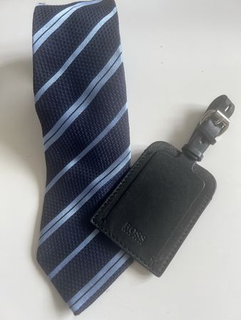 Cravate BOSS rayée bleu marine et bleu clair avec porte-étiq