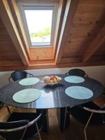 Ovaler Esstisch mit Granitplatte