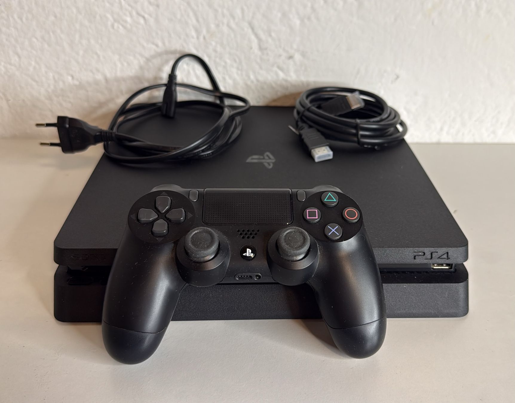 Sony Consoles: Sony PlayStation 4 Slim 1TB Konsole mit Controller 13.52 – D'occasion à Ehrendingen par lax21 1