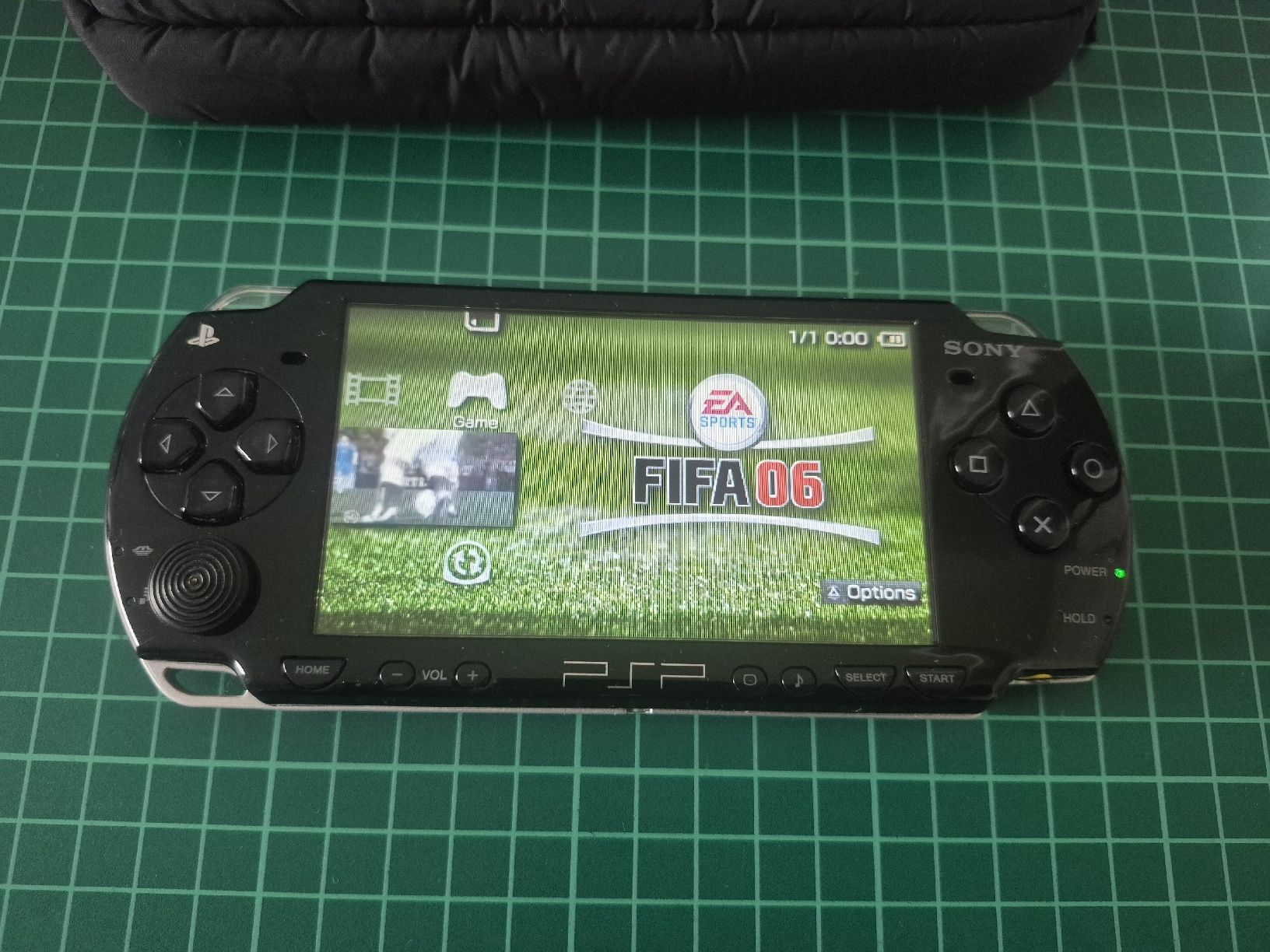 Sony Konsolen: Sony PSP 2004 Black + FIFA 06. Bundle with Case – Gebraucht aus Meyrin von Retro-GZ 2