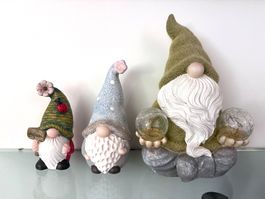 3 statuettes décoratives de nains - une avec lampe solaire