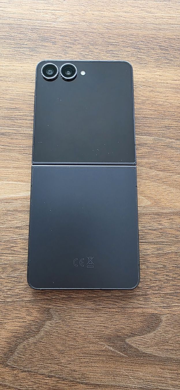 Samsung Telefoni cellulari / Smartphones: Samsung Galaxy Z Flip7 schwarz  – Usato da Buchrain venduto da kble 2