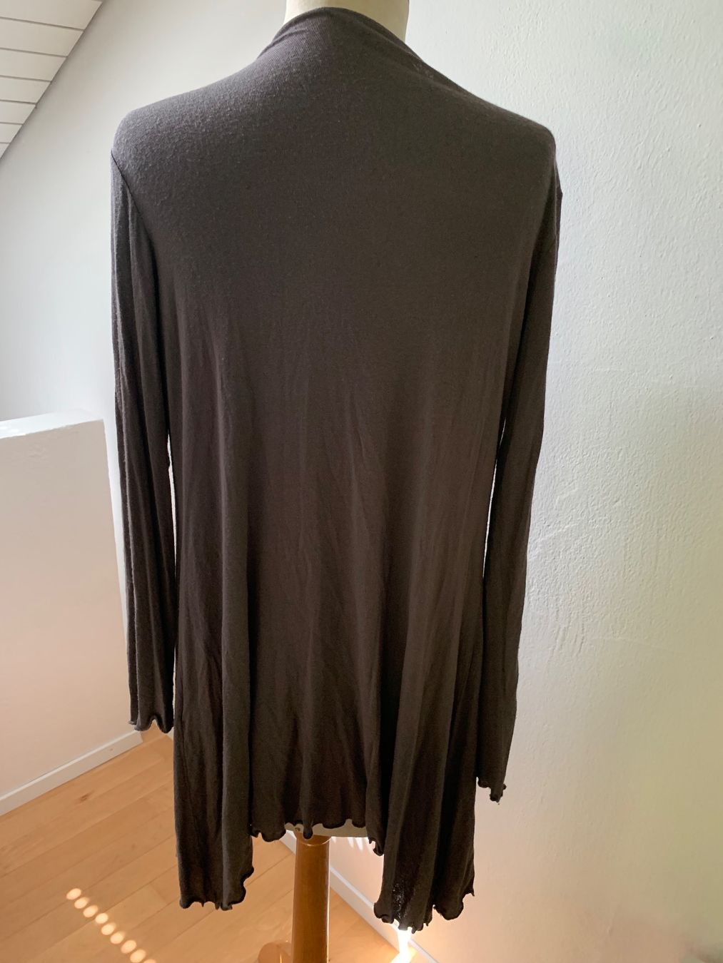 Pulls & Sweat-shirts: Graues Jäckchen Gr. M – D'occasion à Ennetbaden par usemiste 1