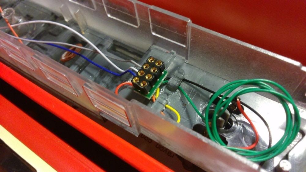 Modellini di ferrovie: NEM 652-Buchse mit Kabelbaum – Nuovo e nell'imballaggio originale da Brügg BE venduto da telegraphrail 4