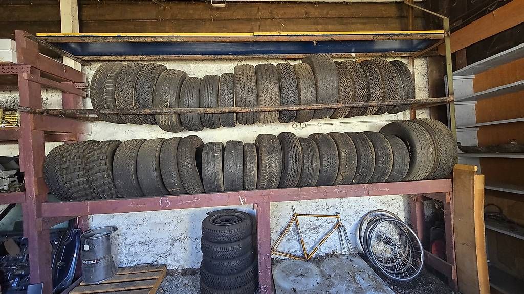 Pneumatici & Ruote complete: Lot de 40 pneus hors d'âge – Usato da Carouge GE venduto da cab_s88f 1