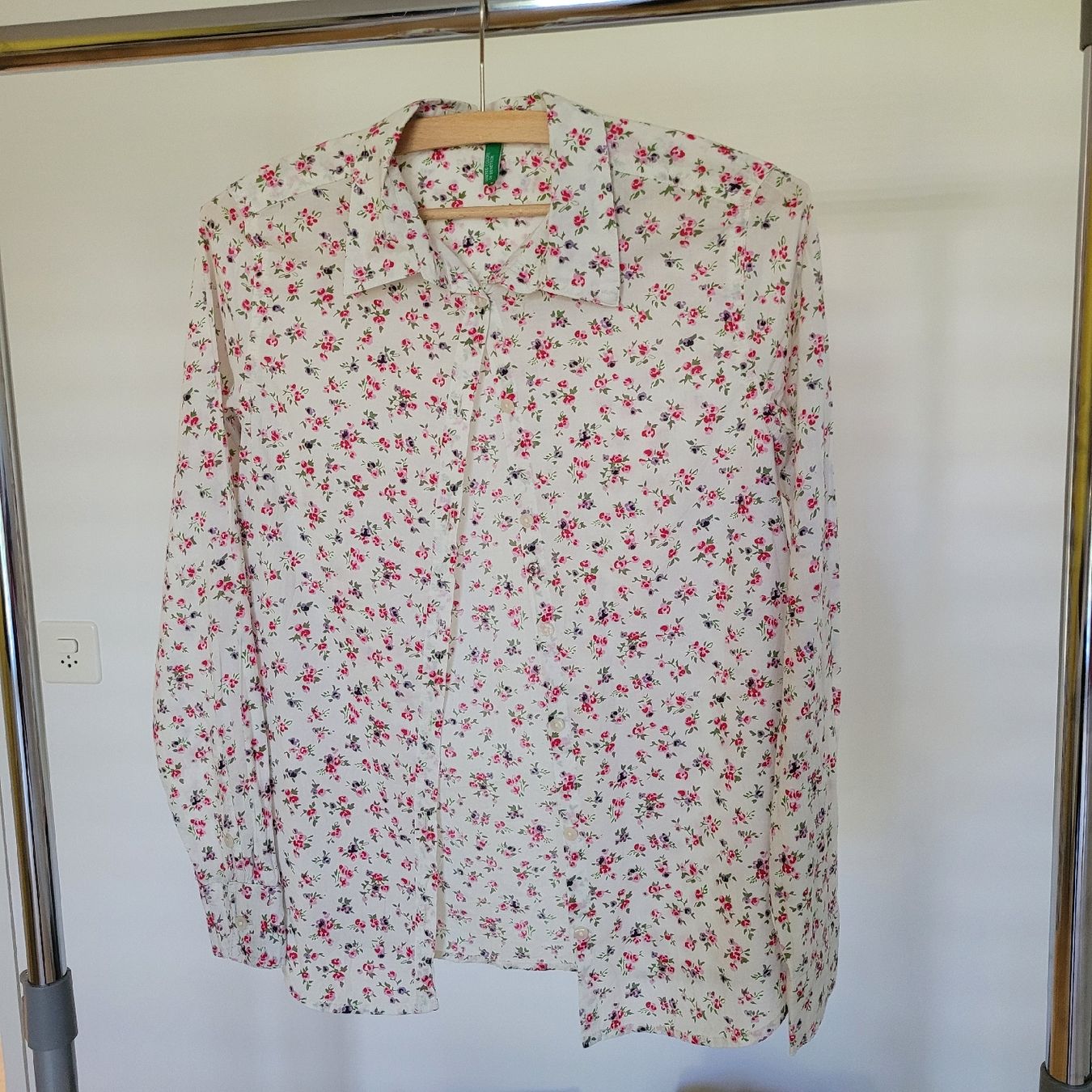 Benetton Camicette: Benetton Bluse weiss mit Blumenmuster – Nuovo (secondo la descrizione) da Dottikon venduto da sin_cmp8