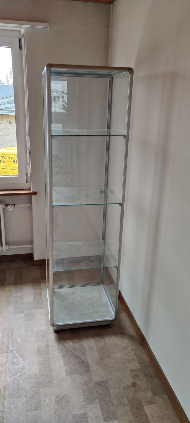 Vitrines: Glasvitrine in gutem Zustand – D'occasion à Tegerfelden par Valentin_Jeggli 1