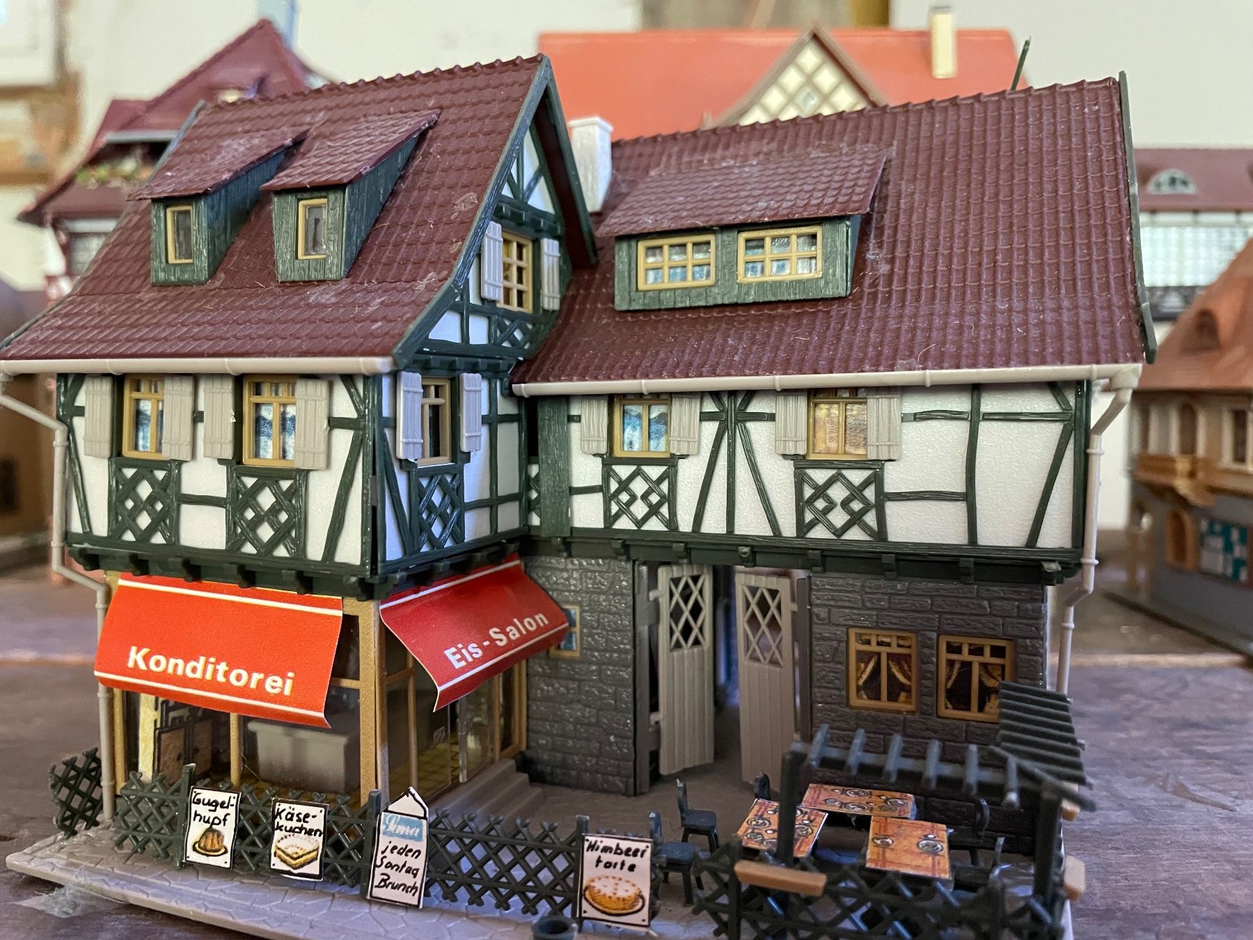 Trains électriques: Modelleisenbahn Gebäude Set, 9 Häuser – D'occasion à Gais par urbuc
