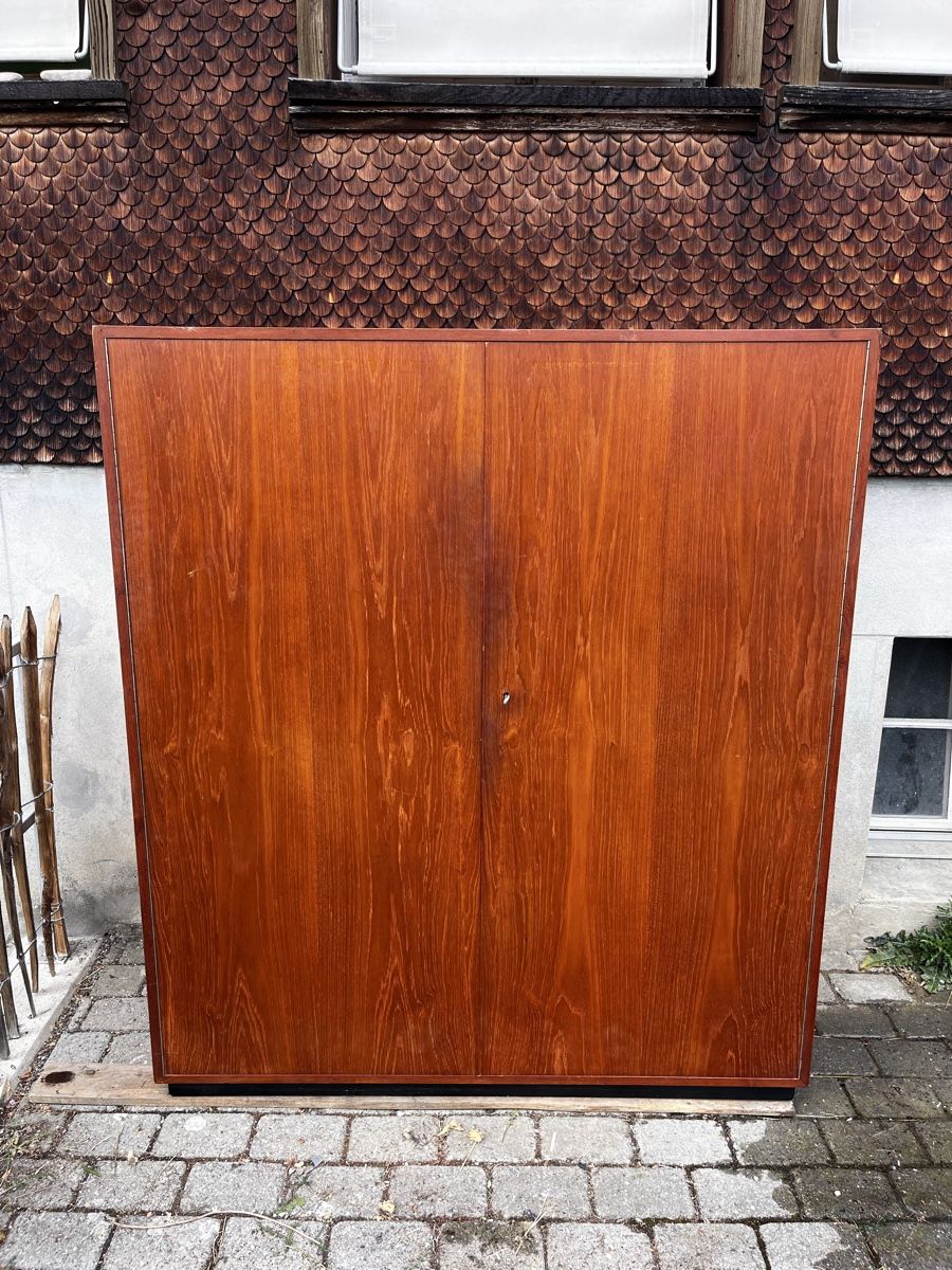Schränke: Teak Holzschrank – Gebraucht aus Hinterkappelen von Schimione