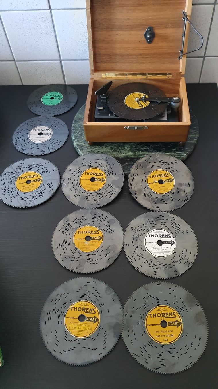 Thorens Carillon: Thorens Musikdose Spieldose mit 10 Platten – Usato da Dietikon venduto da Allegra34 3