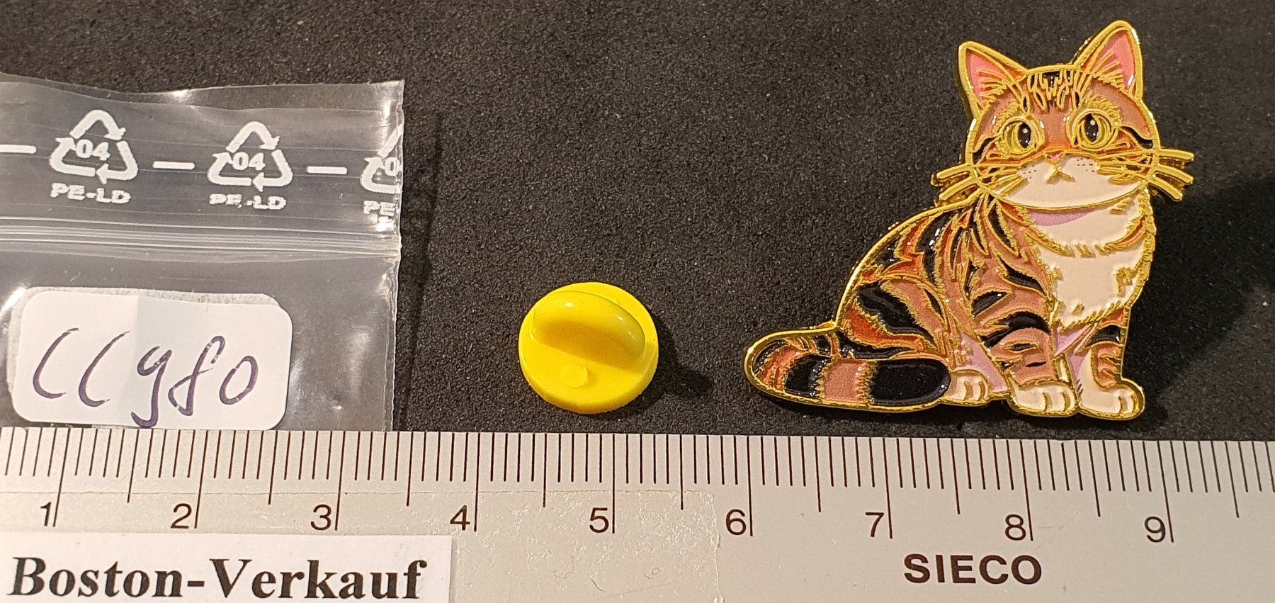 Placchette & Badge: CC980  Pin Cat Katze Sitzend – Difettoso da Reinach BL venduto da Boston-Verkauf 1