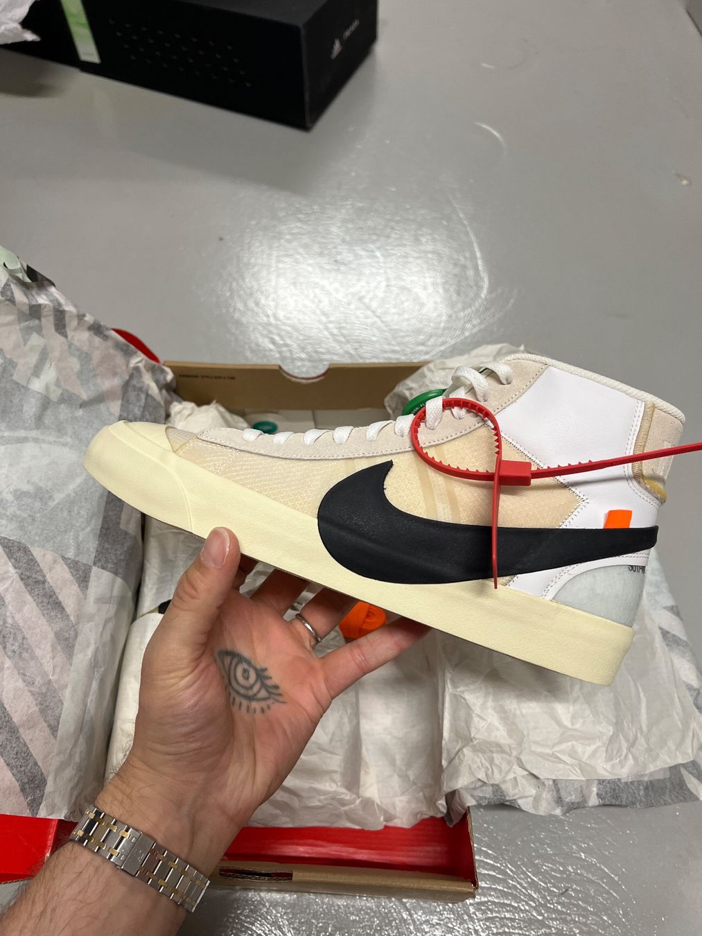 Nike Scarpe da uomo: Nike Blazer Mid Off-White - EU 45.5 – Nuovo e nell'imballaggio originale da Bern venduto da ElevenFive