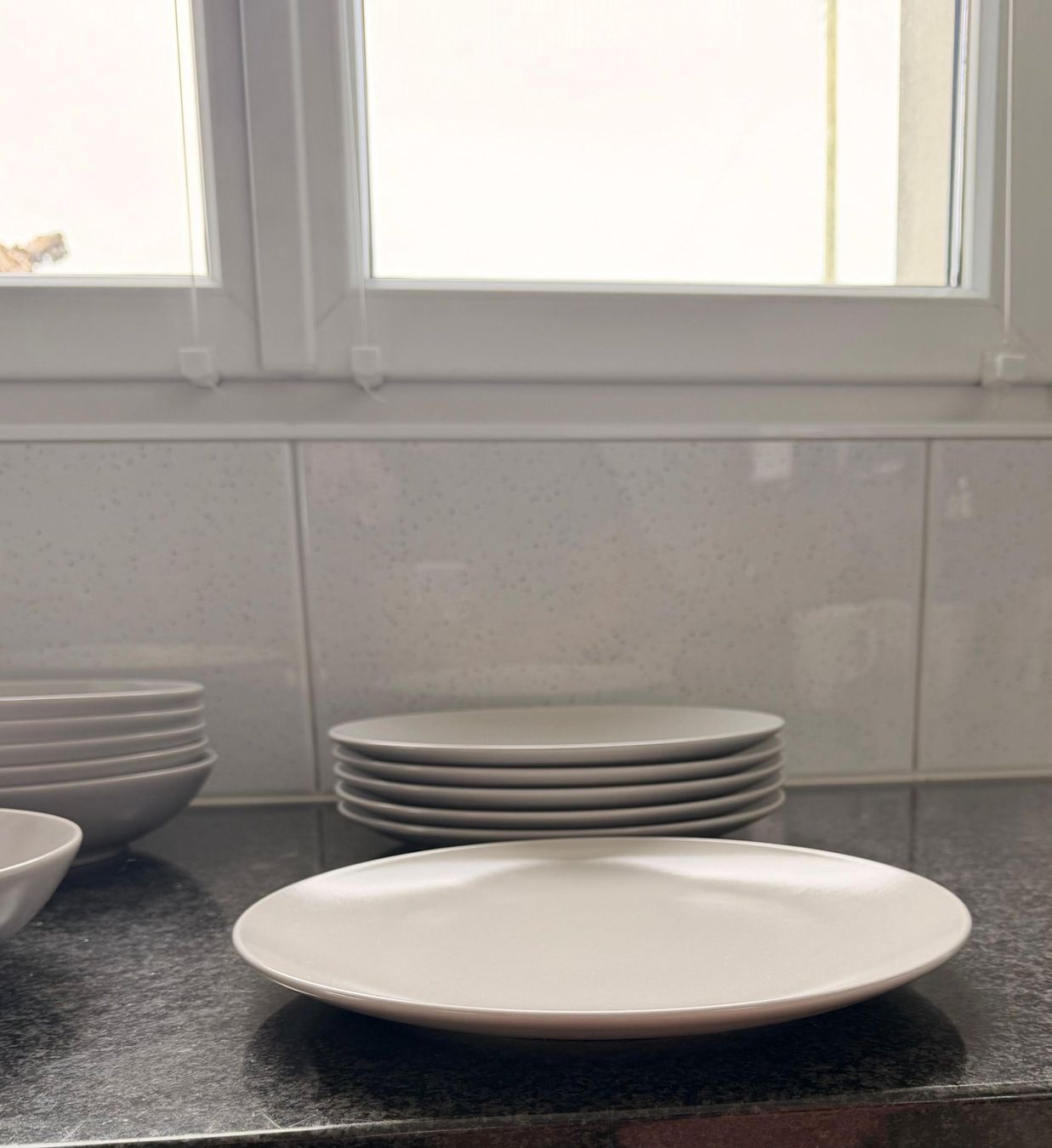 Ikea Set di piatti: IKEA FÄRGKLAR Geschirrset 18-teilig hellgrau – Usato da Recherswil venduto da Niculin02 6