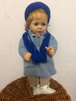 Puppe mit Kleidung und Mütze aus den 1960-zigern
