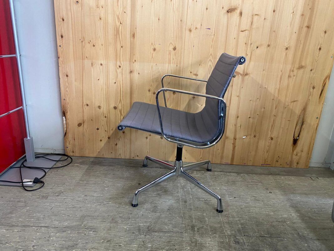 Sedie: Vitra Aluminium Chair EA 107 – Usato da St. Gallen venduto da MSMoebelhandel 1