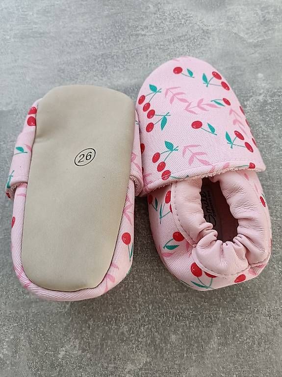 Schuhe für Mädchen: Pantoufles motif cerises – Gebraucht aus Martigny von ivi_cbf9