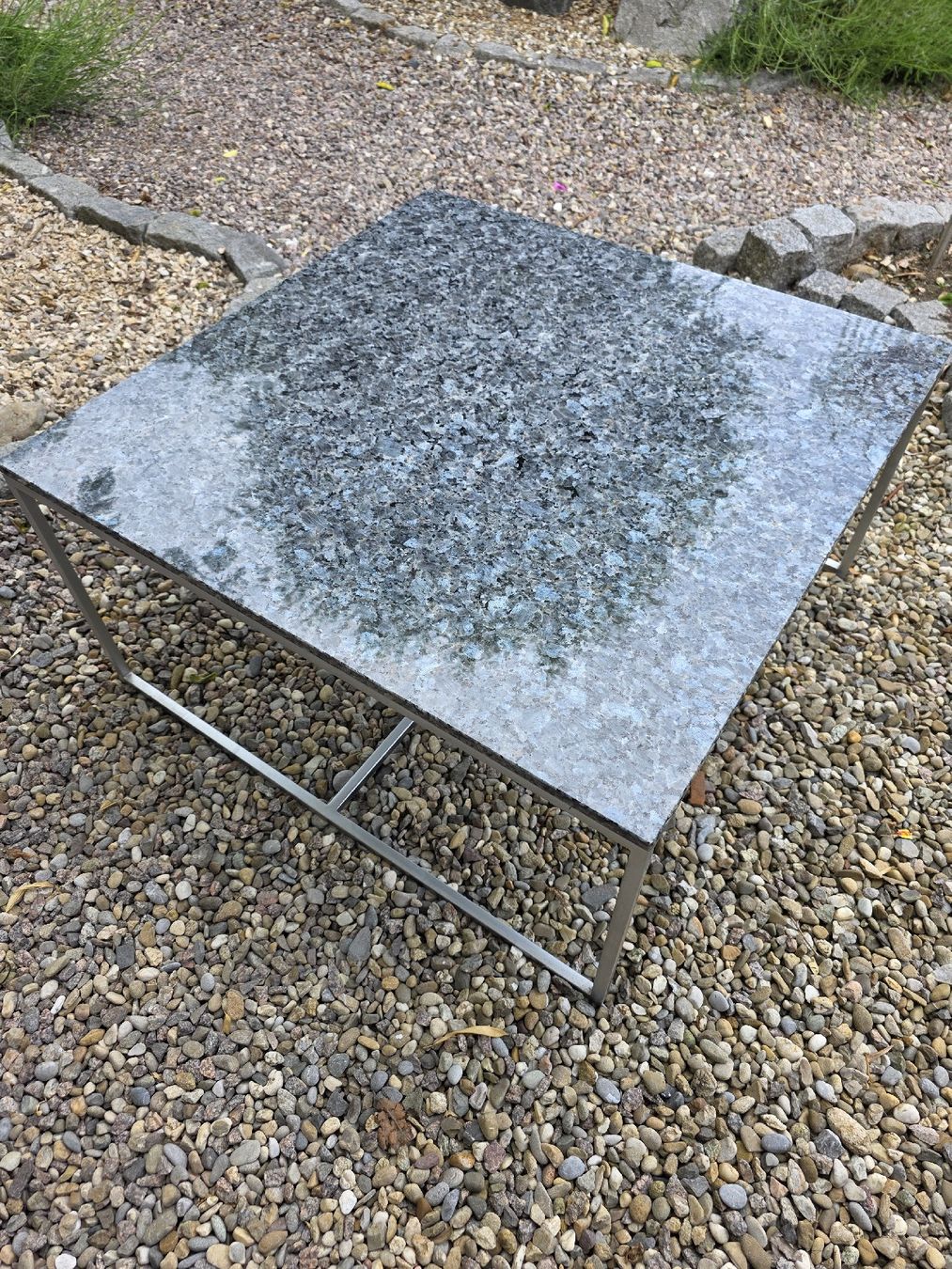 Pietre & tegole: Quadratischer Couchtisch mit Granitplatte, modern – Usato da Alberswil venduto da mario889