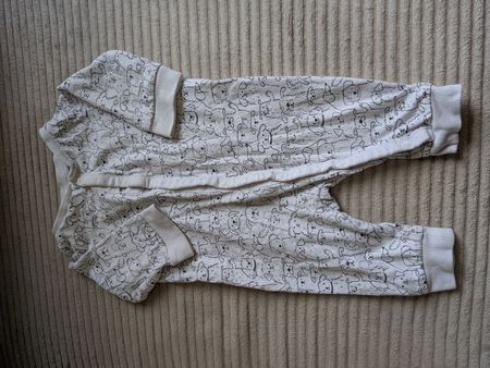 Baby Strampler weiss mit Hundemuster Grösse 56 