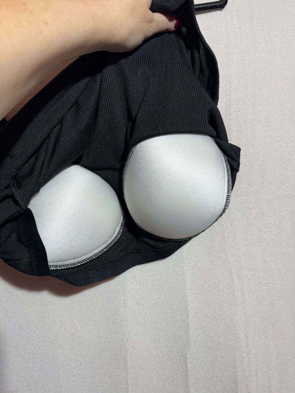 Top: Schwarzes Basic mit Cups Gr. L – Nuovo (secondo la descrizione) da Grosswangen venduto da SALE_SALE_SALE 2