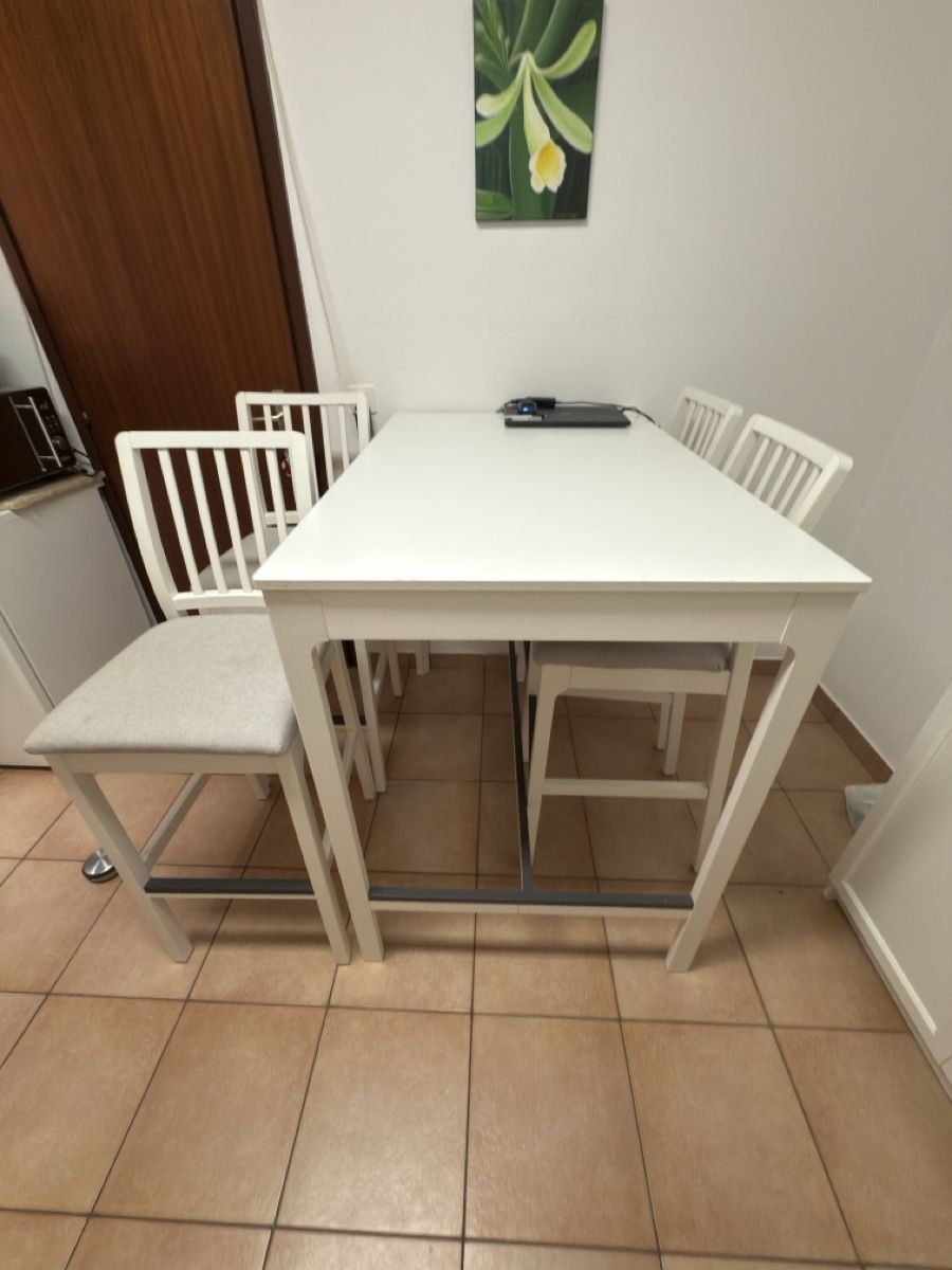 Ikea Set di tavolo e panche: Bartisch mit 4 Stühlen Ikea EKEDALEN – Usato da Widnau venduto da kustercarmen 4