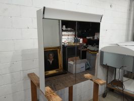 Edler Spiegelschrank mit Glastablaren, Marke Schneider
